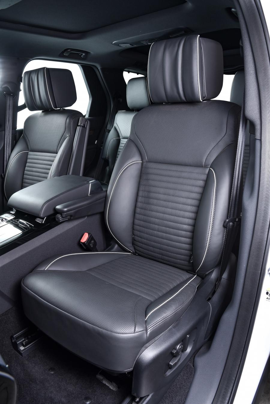 Интерьер Land Rover Discovery HSE Td6 2017 года  (ZA) (фото 15 из 25)